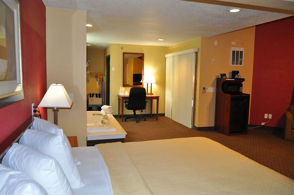 Quality Inn & Suites Menomonie Exterior photo